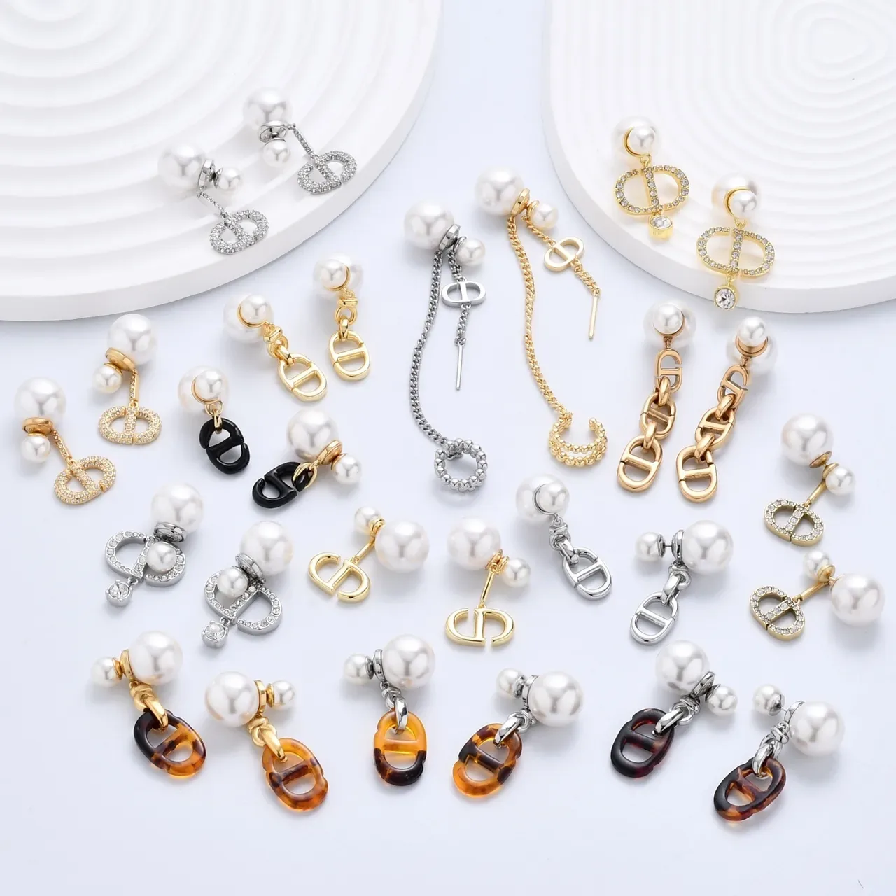 Boucles d'oreilles à motif abeille avec perles et résine 4