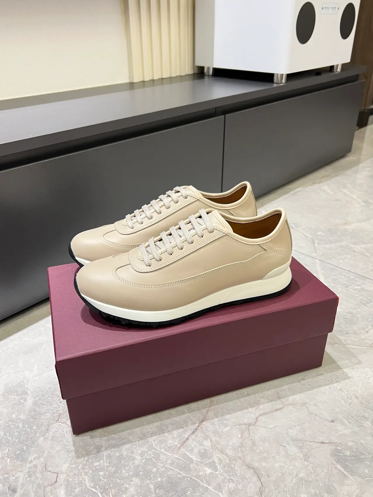 米色与黑色极简皮革鞋面运动鞋 5