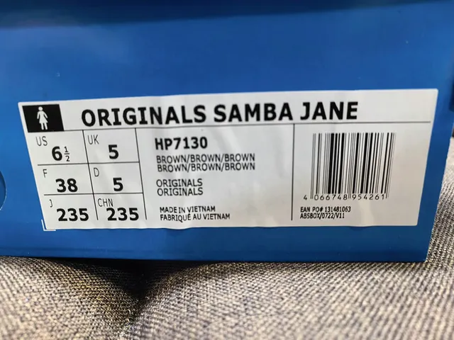 Zapatos Mary Jane Beige Negro con Correa en T y Cierre de Hebilla 2