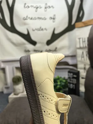 Zapatos Mary Jane Beige Negro con Correa en T y Cierre de Hebilla 3