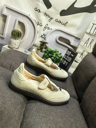 Zapatos Mary Jane Beige Negro con Correa en T y Cierre de Hebilla 9