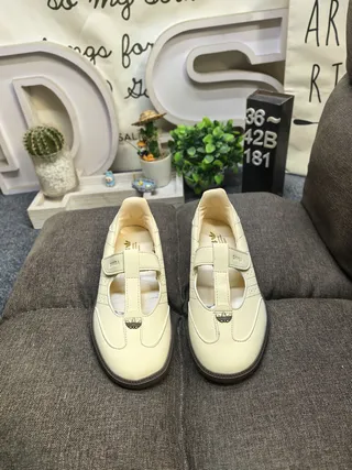 Zapatos Mary Jane Beige Negro con Correa en T y Cierre de Hebilla 10