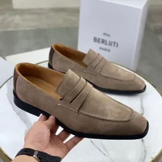 Berluti Mocassim de Camurça Bege e Preto com Correia Penny
