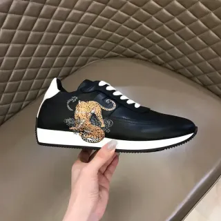 Sneakers de cuero negro y blanco con gráfico de leopardo