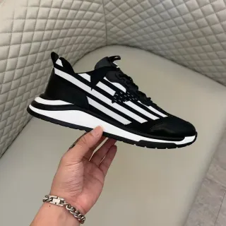 Zapatilla Lifestyle con Suela Media Rayada en Negro y Blanco