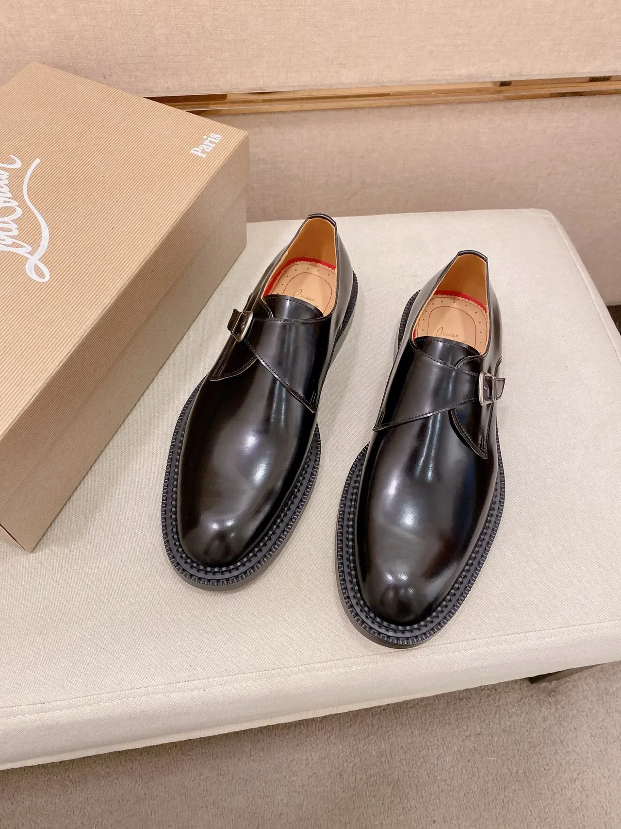 Zapatos Monk de cuero negro y beige con correa única brillante 4