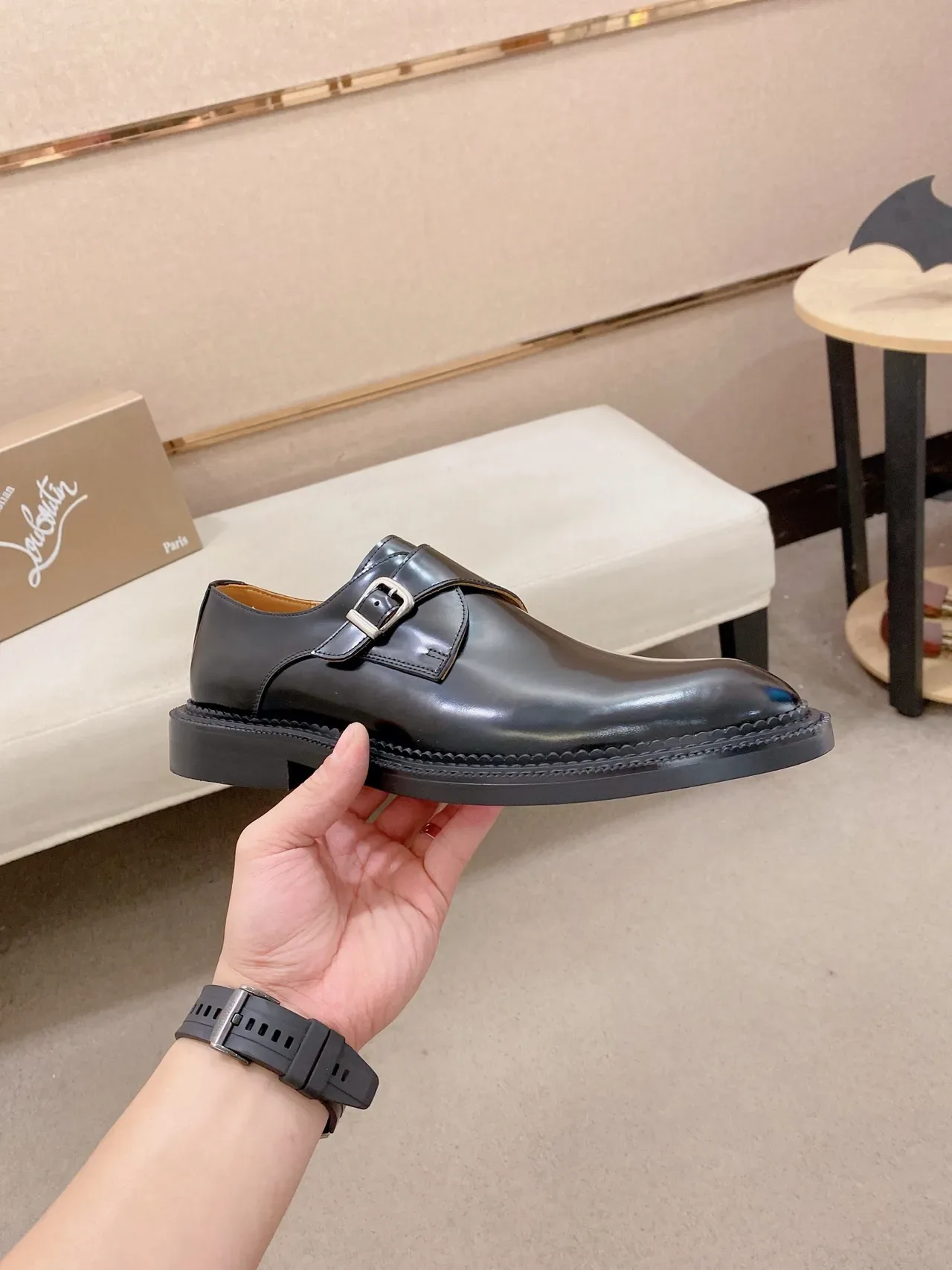 Zapatos Monk de cuero negro y beige con correa única brillante 5