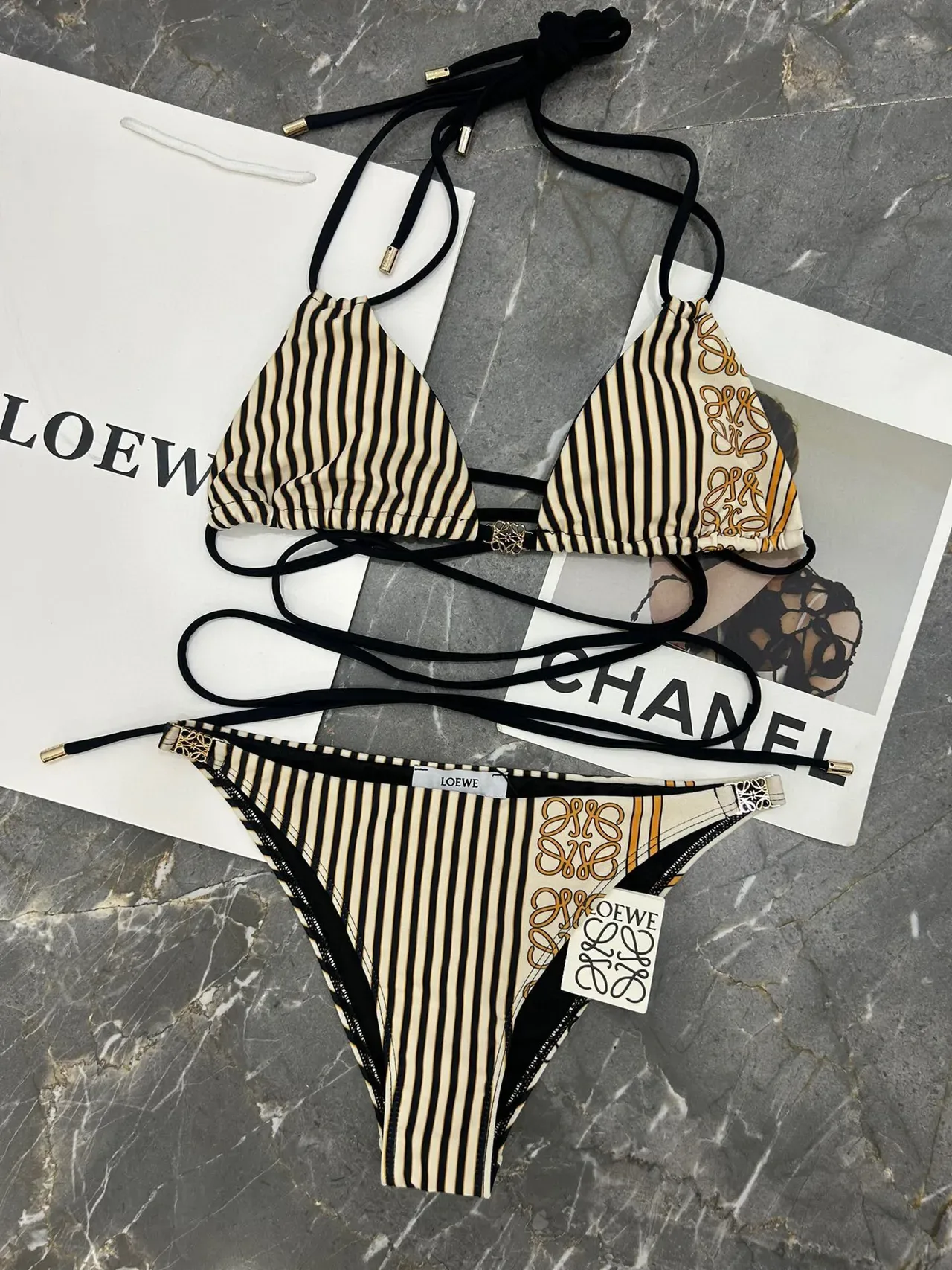 Bikini Halter Triángulo Negro Beige con Lazos Laterales 3