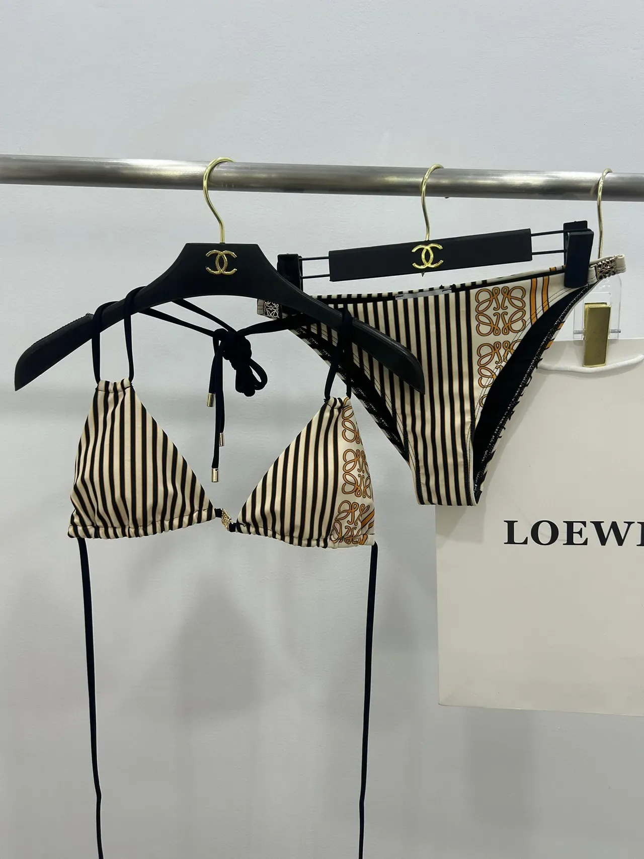 Bikini Halter Triángulo Negro Beige con Lazos Laterales 4