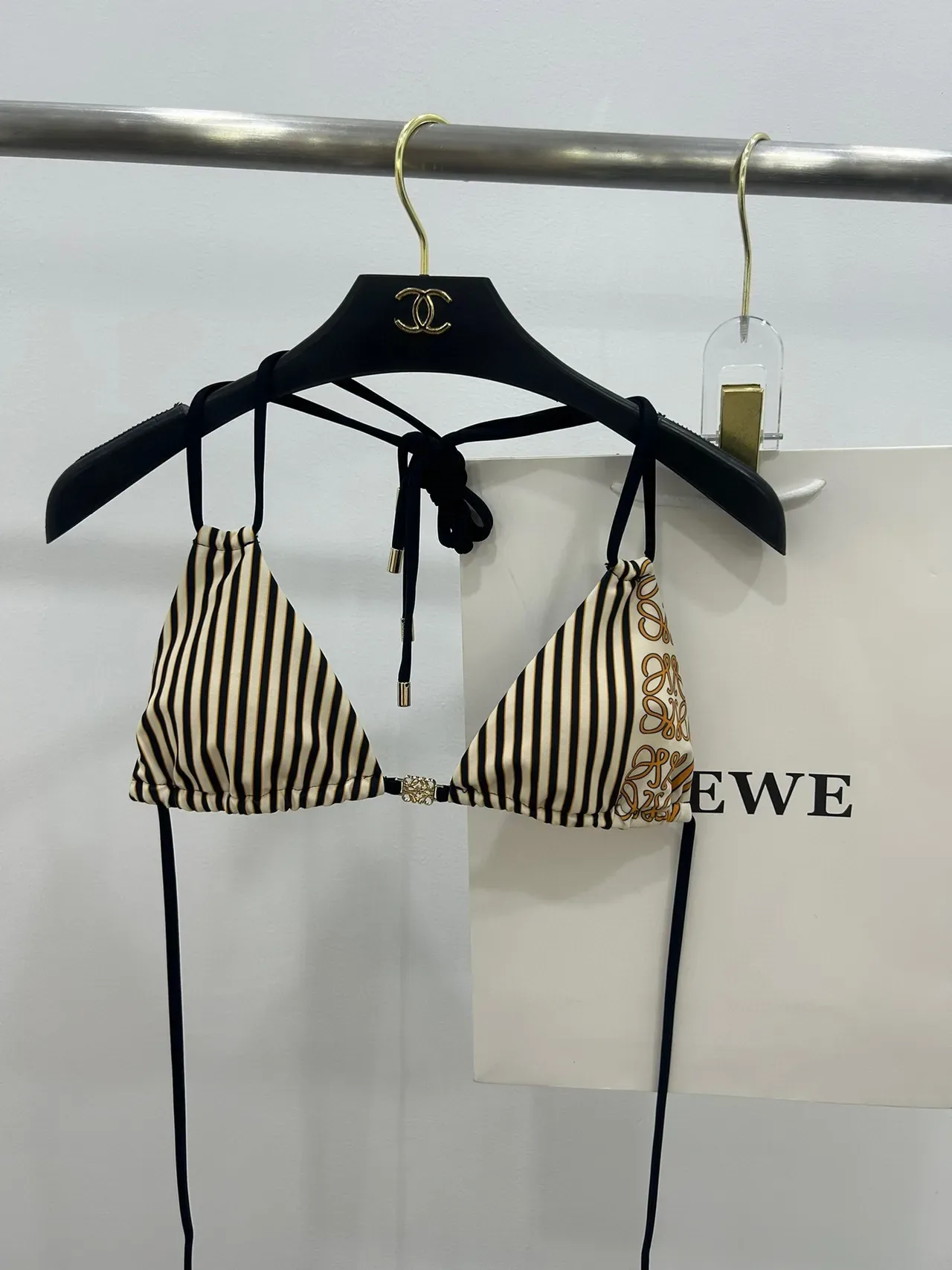 Bikini Halter Triángulo Negro Beige con Lazos Laterales 5