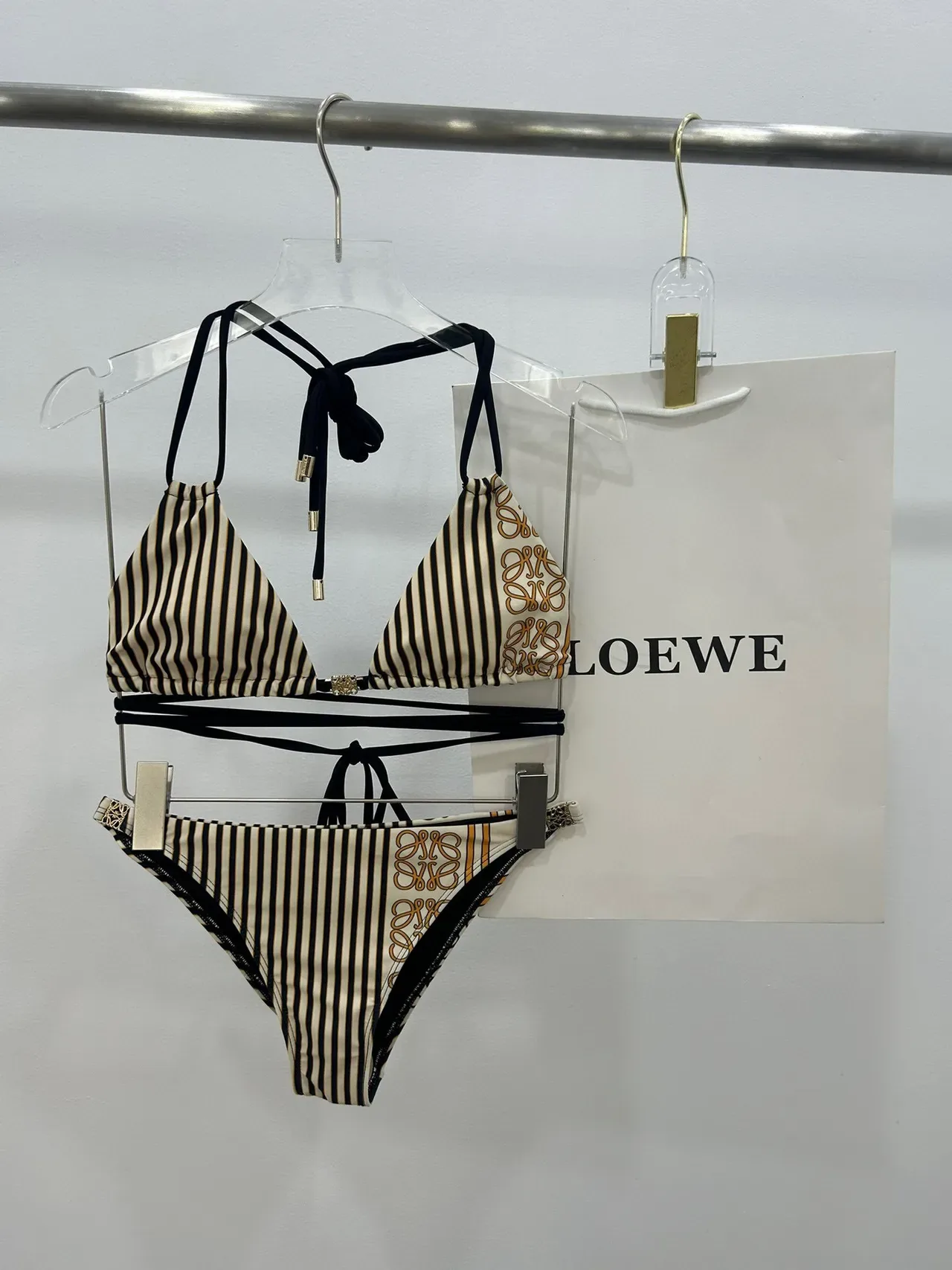 Bikini Halter Triángulo Negro Beige con Lazos Laterales 7
