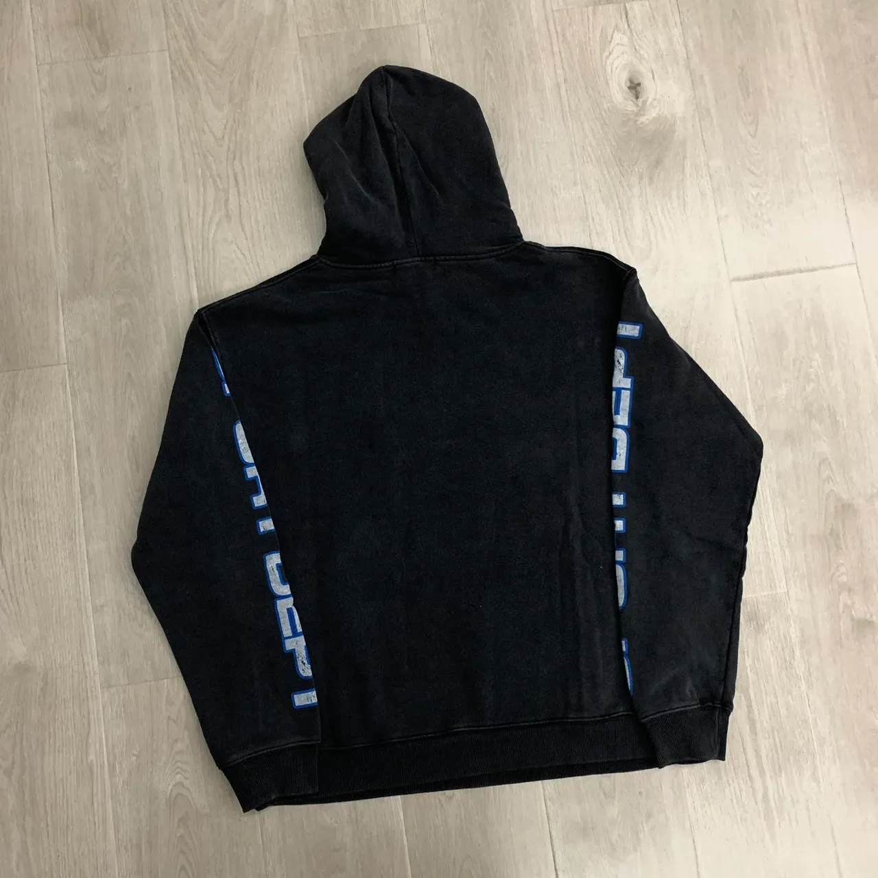 Hoodie noir et bleu oversized fit estampé graphique distressed 5