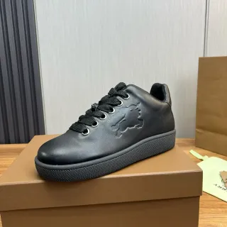 حذاء رياضي أسود بنمط منقوش منخفض