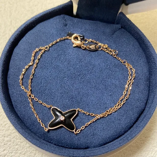 Pulseira de esmalte com pingente em forma de estrela em preto e dourado 2
