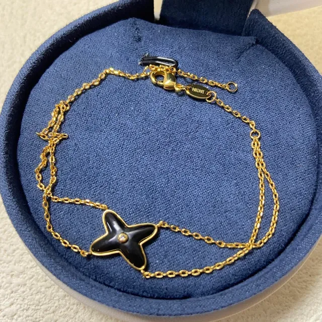 Pulseira de esmalte com pingente em forma de estrela em preto e dourado 3