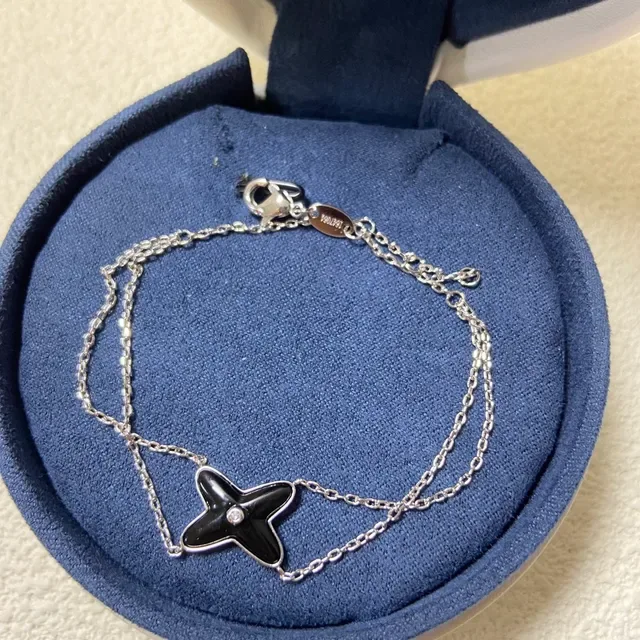 Pulseira de esmalte com pingente em forma de estrela em preto e dourado 4