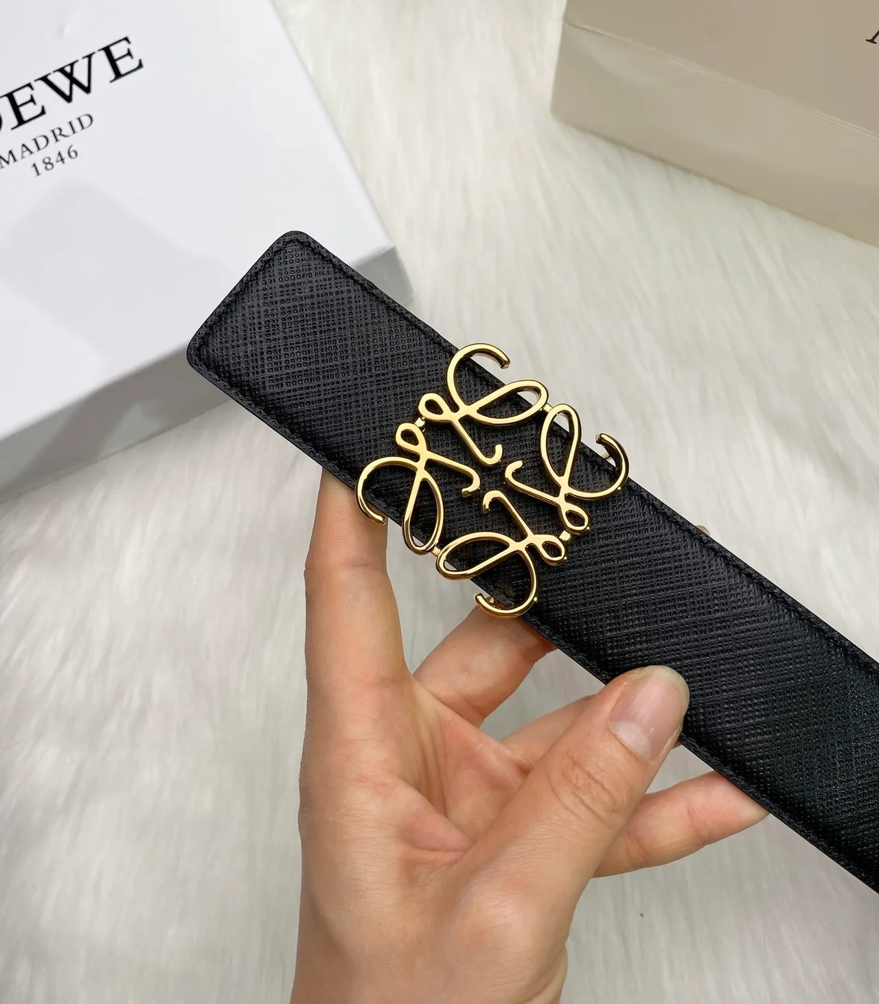 أسود ذهبي مطبقSaffiano-Like Abstract Monogram Buckleحزام جلد 2