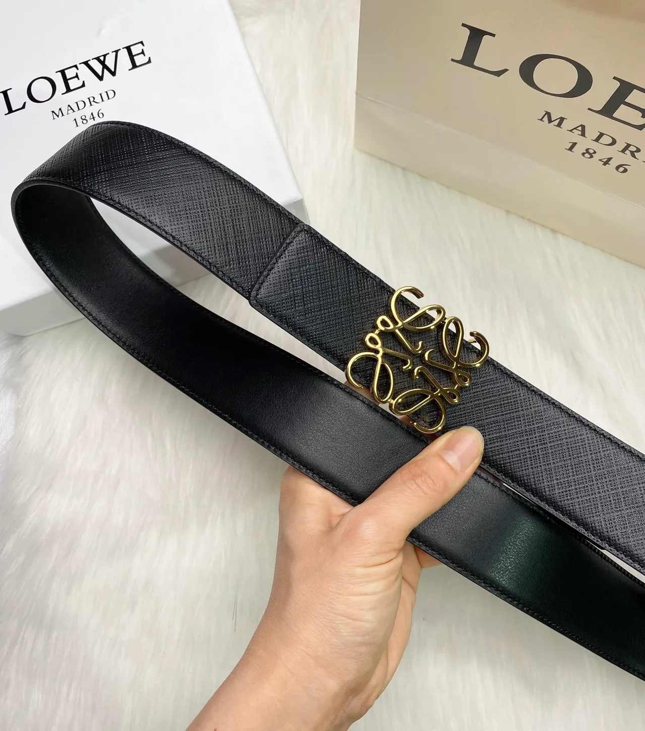 أسود ذهبي مطبقSaffiano-Like Abstract Monogram Buckleحزام جلد 5