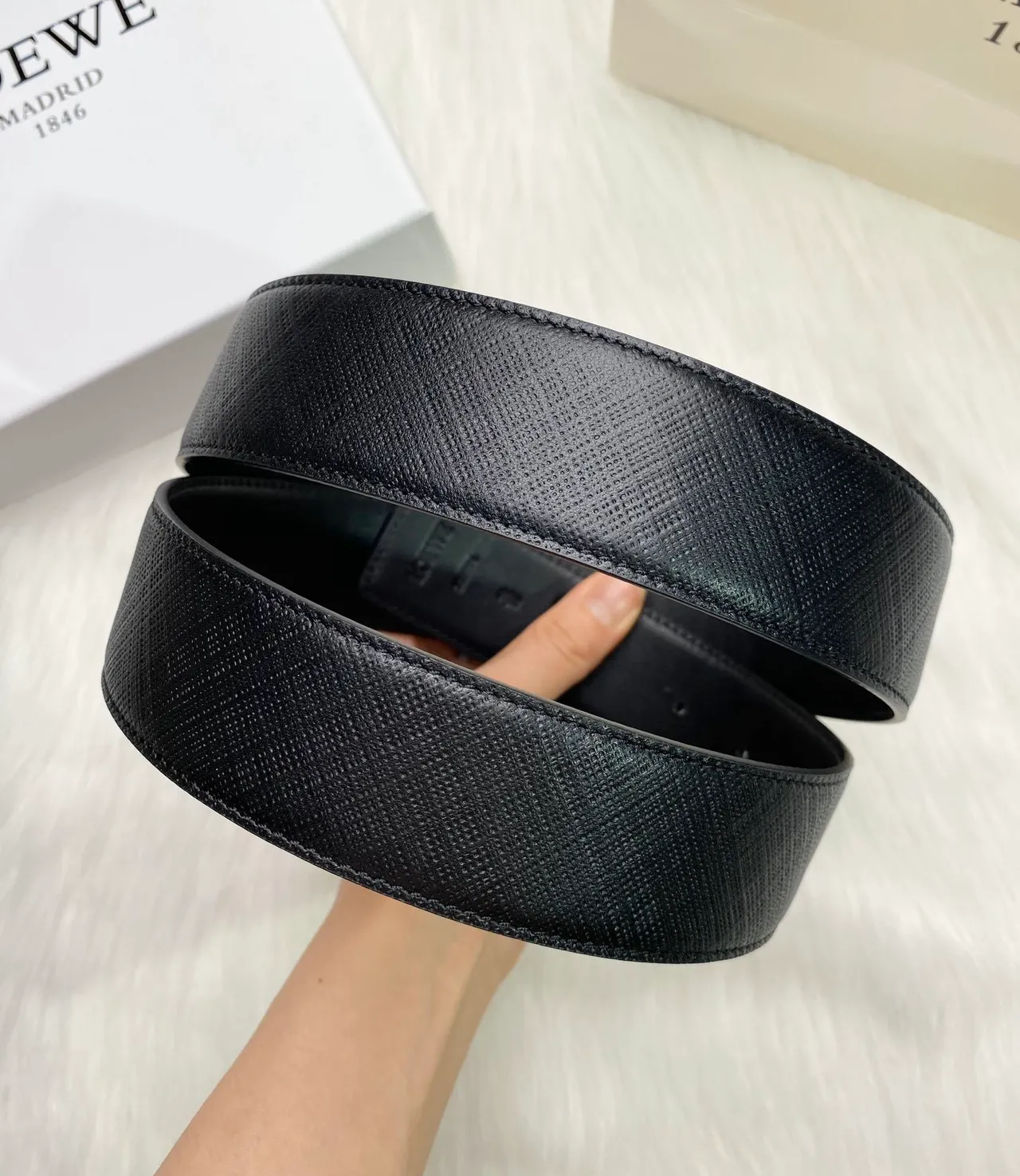 أسود ذهبي مطبقSaffiano-Like Abstract Monogram Buckleحزام جلد 7