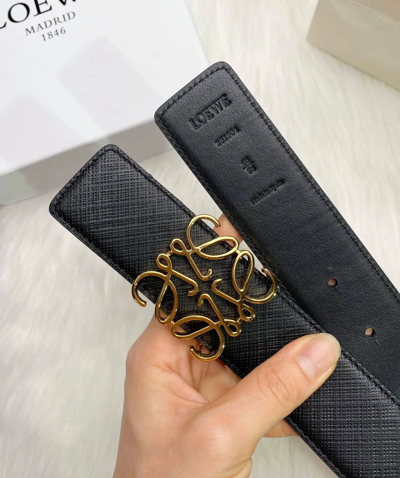 أسود ذهبي مطبقSaffiano-Like Abstract Monogram Buckleحزام جلد 8