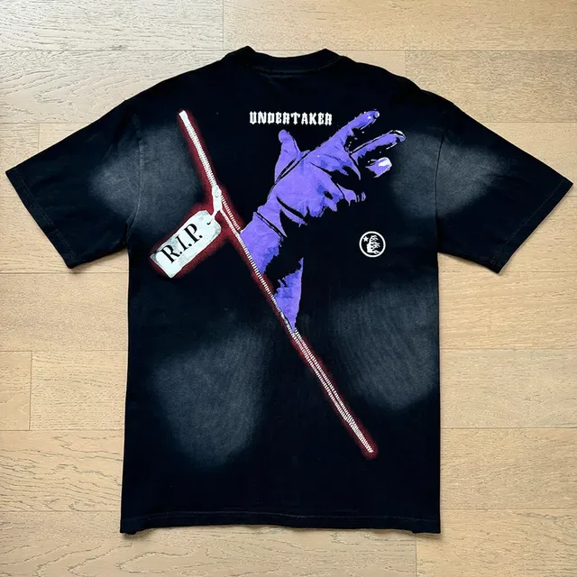 Camiseta negra oversize con estampado gráfico a doble cara 10