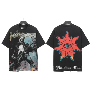 Camiseta negra oversized con estampado gráfico