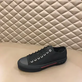 黑红帆布鞋面橡胶鞋头运动鞋