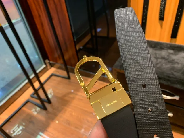 黑色纹理带金色调可翻转扣头皮革腰带 7