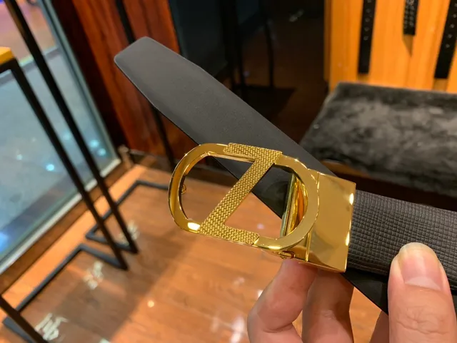 黑色纹理带金色调可翻转扣头皮革腰带 8