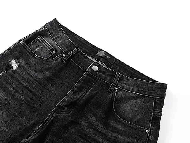 Shorts de Denim Preto e Branco Distressed Bordados com Monograma 4