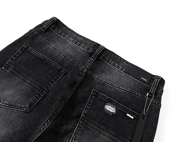 Shorts de Denim Preto e Branco Distressed Bordados com Monograma 5
