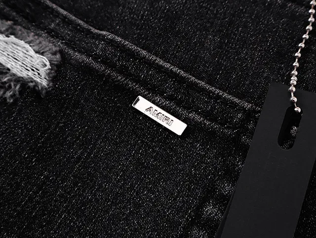 Shorts de Denim Preto e Branco Distressed Bordados com Monograma 6