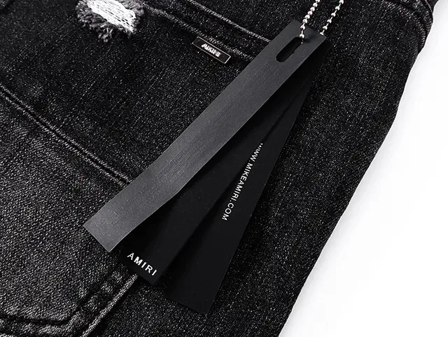 Shorts de Denim Preto e Branco Distressed Bordados com Monograma 7