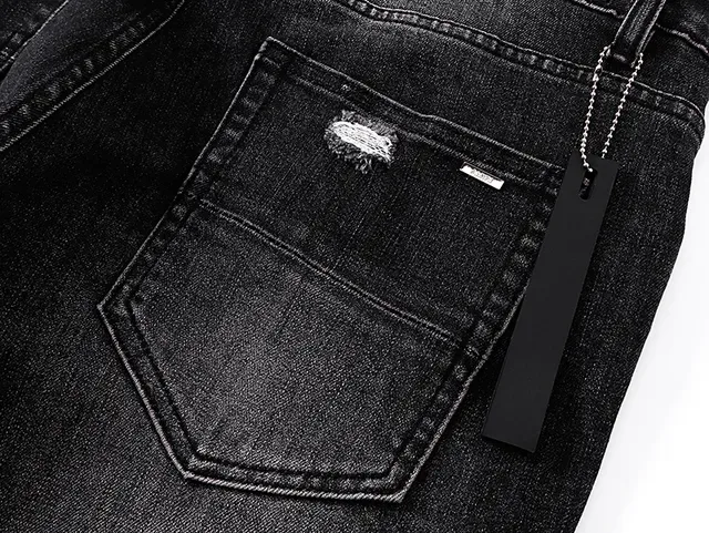 Shorts de Denim Preto e Branco Distressed Bordados com Monograma 8