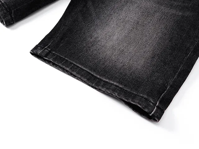 Shorts de Denim Preto e Branco Distressed Bordados com Monograma 10