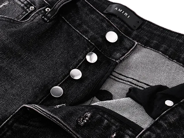 Shorts de Denim Preto e Branco Distressed Bordados com Monograma 11