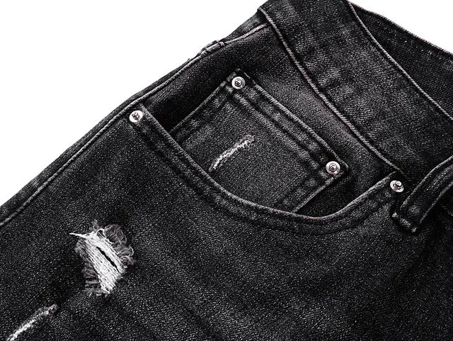 Shorts de Denim Preto e Branco Distressed Bordados com Monograma 13