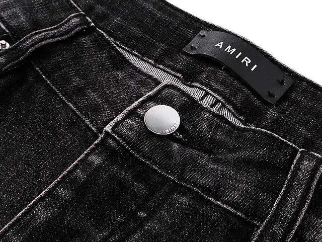 Shorts de Denim Preto e Branco Distressed Bordados com Monograma 14