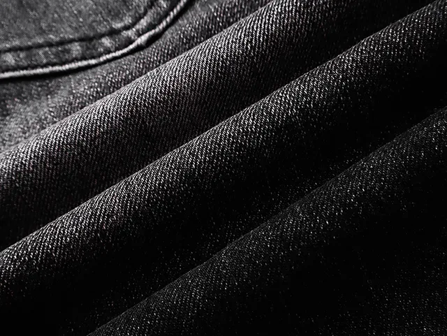 Shorts de Denim Preto e Branco Distressed Bordados com Monograma 15