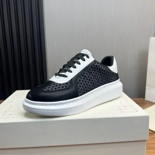 Zapatillas de plataforma con suela perforada de malla negra y blanca