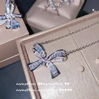 Collier pendentif en cristal pavé et baguette en forme de nœud papillon