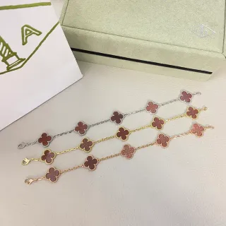 إسورة Brown Gold مع أحرف كلفر شكلها مزخرفة بحجر متوهج مدمج