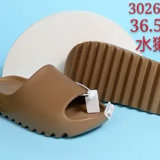 نعال بني مع قاعدة واحدة اللون وحزام واحد للانزلاق