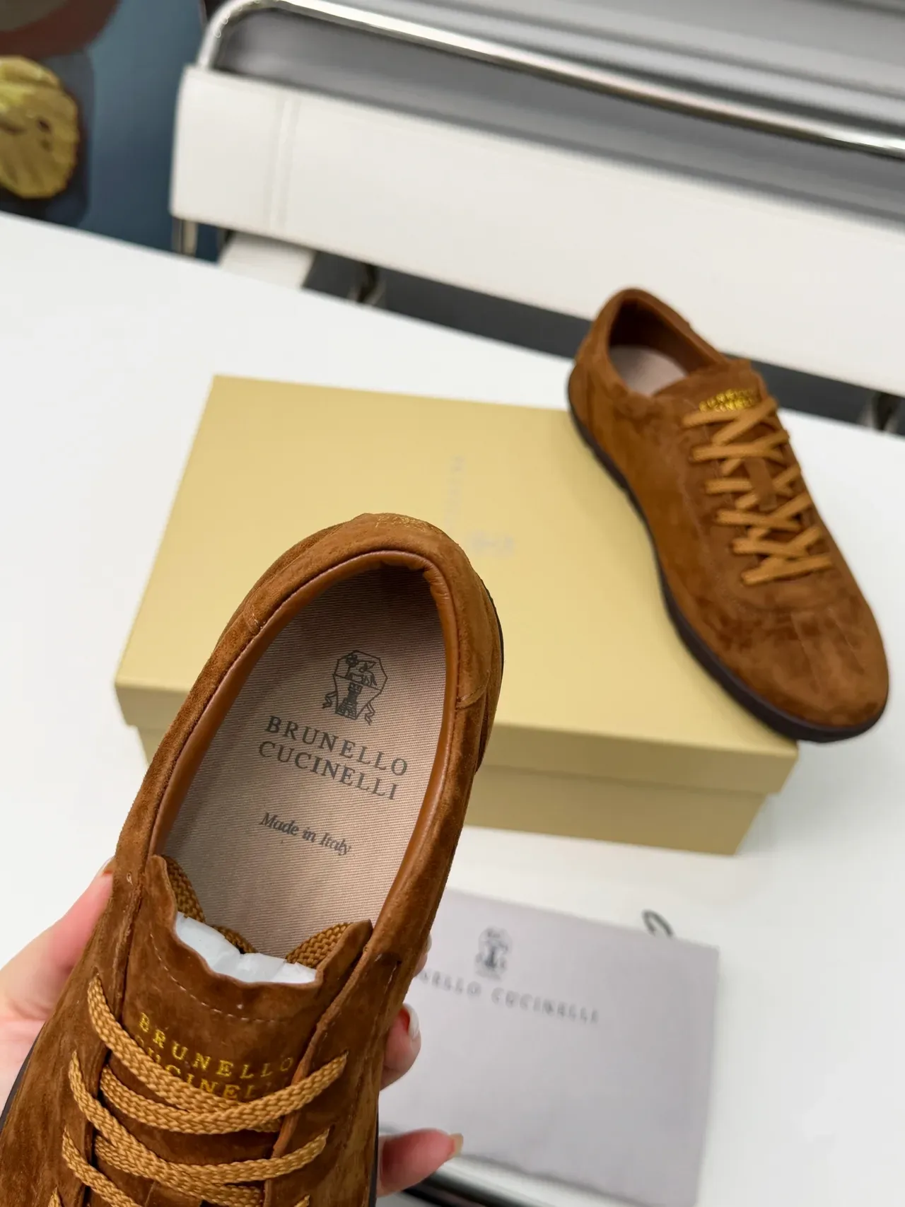 Brunello Cucinelli Zapatos casuales de ante marrón con cordones 3