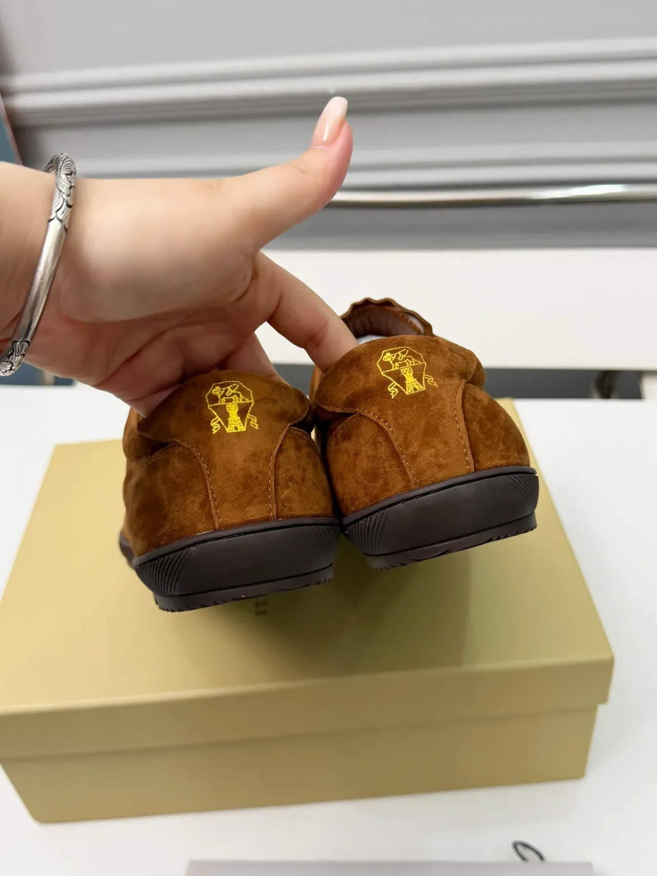 Brunello Cucinelli Zapatos casuales de ante marrón con cordones 4
