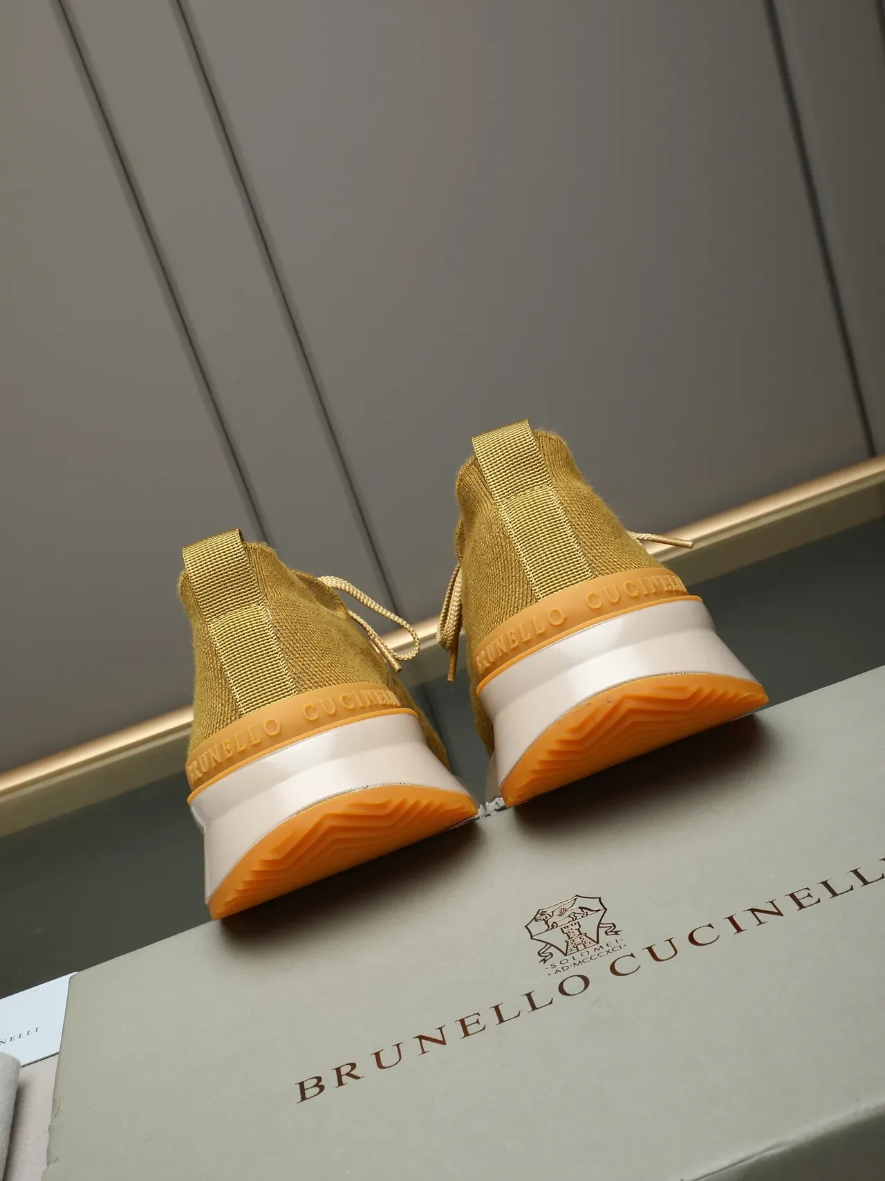 Brunello Cucinelli Sneaker Tricot Moutarde Lacetté Lifestyle 3