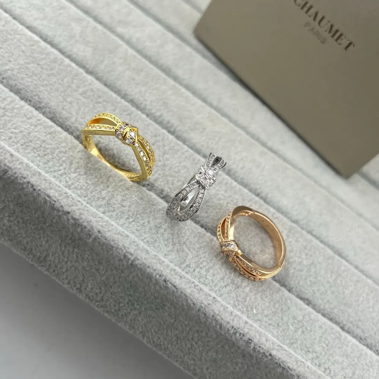 CHAUMET Brincos dourados e prateados em forma de laço Pavé-Set 7