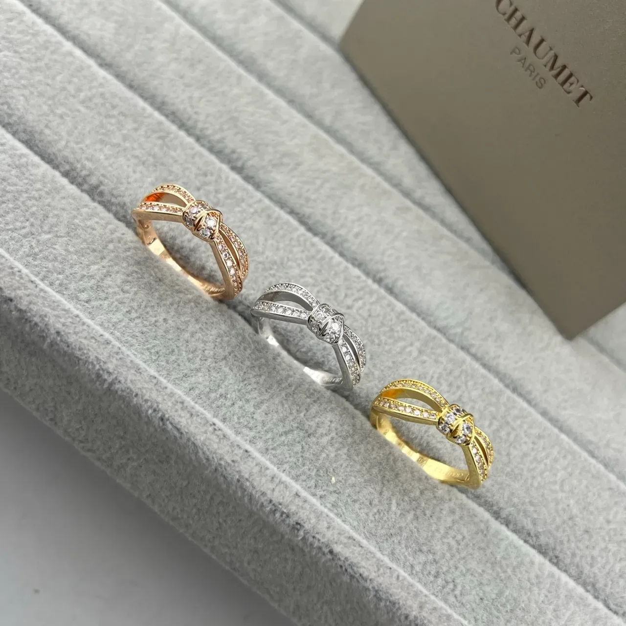 CHAUMET Brincos dourados e prateados em forma de laço Pavé-Set 8