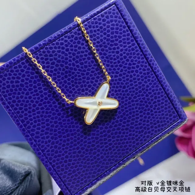 CHAUMET Pingente de Cruz em Forma de X em Madrepérola 3
