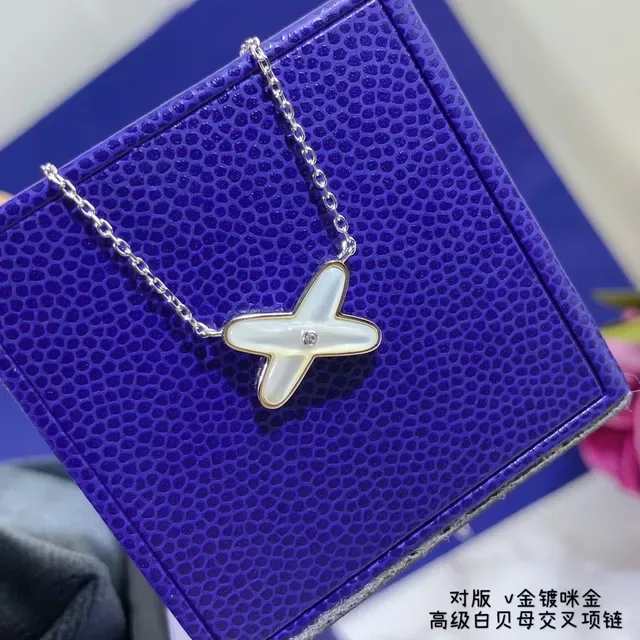 CHAUMET Pingente de Cruz em Forma de X em Madrepérola 4